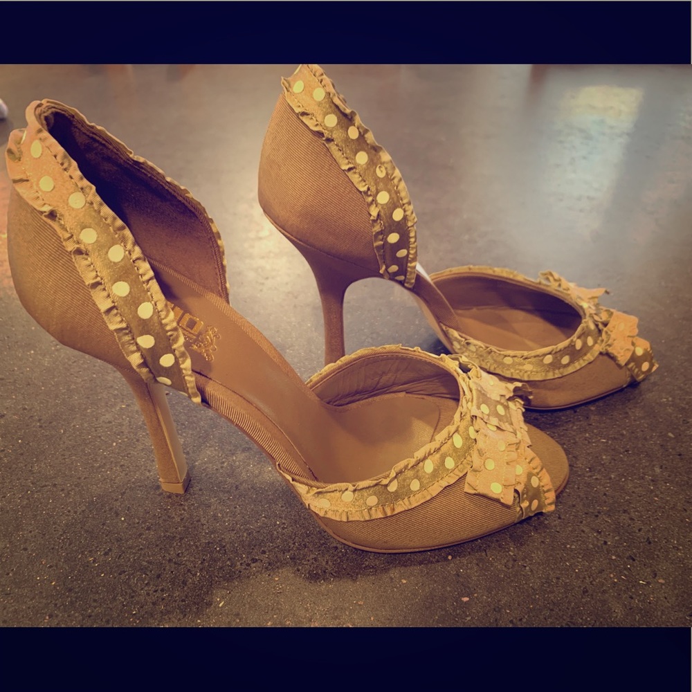 JLO tan ruffle heels, sz 8, NIB!!